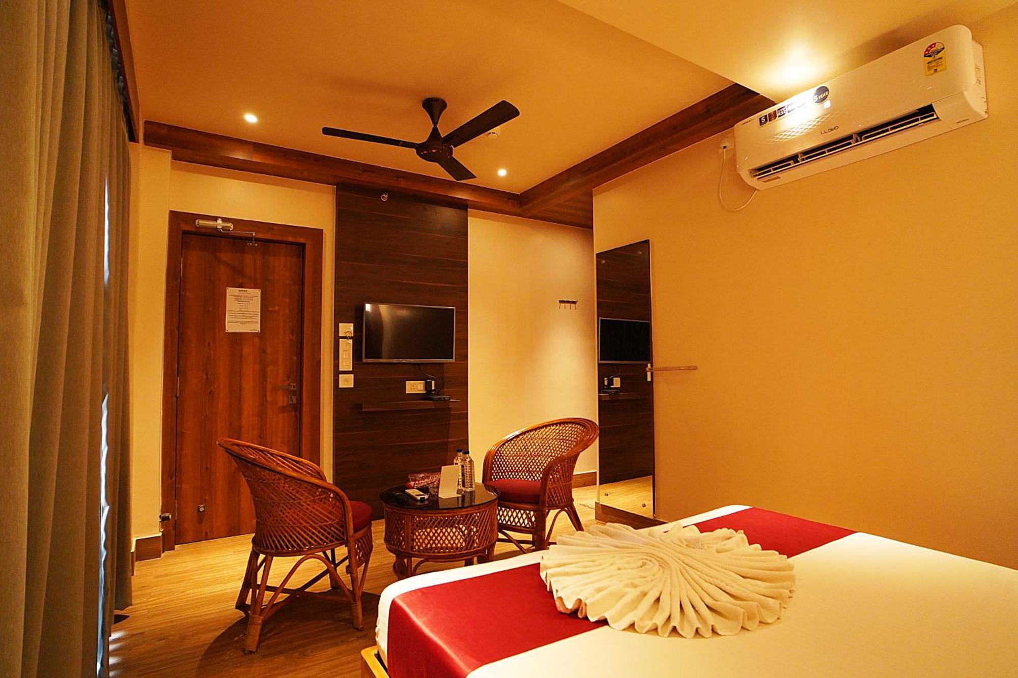 Blue Waves Hotel Tajpur Exterior foto