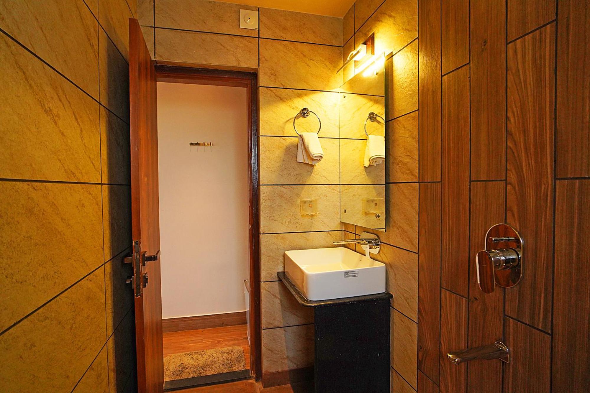 Blue Waves Hotel Tajpur Exterior foto
